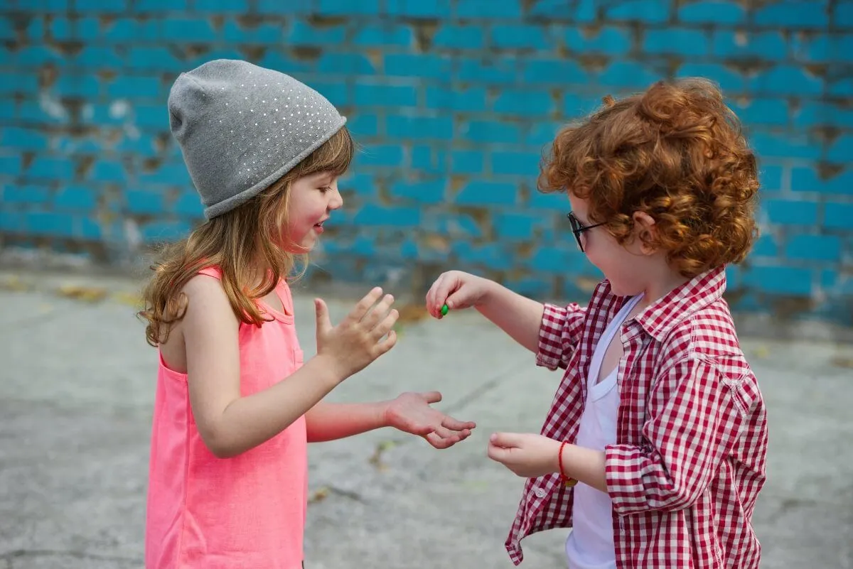 10 Actividades para Enseñar Amabilidad a Niños | Lingokids