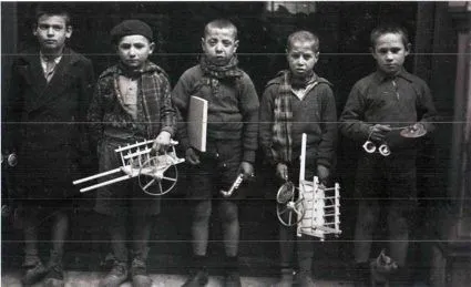 11c30 Madrid 1936 Niños con juguetes libro Carlos García Alix baja 11c30 Madrid 1936 Niños con juguetes libro Carlos García Alix baja
