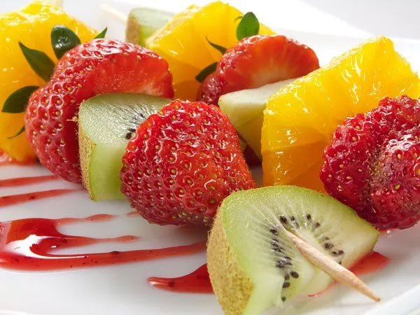 Pinchos de frutas. Recetas de postres para niños Pinchos de frutas. Recetas de postres para niños