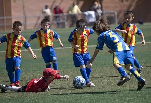 Fotos de niños jugando football - Imagui