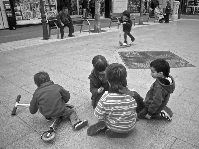 365:146 [24/2/2011]: Niños jugando en la plaza | Flickr - Photo ...