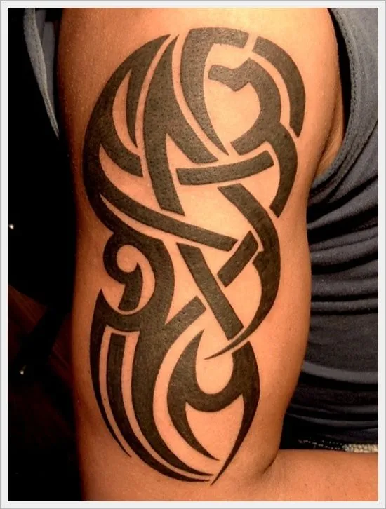40 tatuajes tribales en los brazos para hombres y mujeres