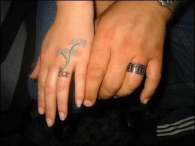 Los 45 mejores tatuajes de anillos de bodas | Marcianos