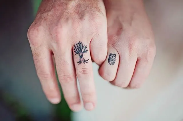 Los 45 mejores tatuajes de anillos de bodas | Marcianos