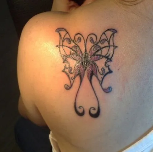 45 sensuales tatuajes de mariposas para mujeres