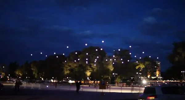 49 cuadricópteros iluminados vuelan en la noche de Linz creando ...