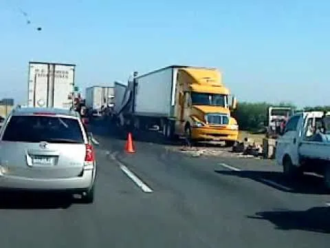 accidente de trailers en mexico 64 - YouTube