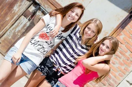 Tres adolescentes bonitas posan para la foto. Foto de archivo ...