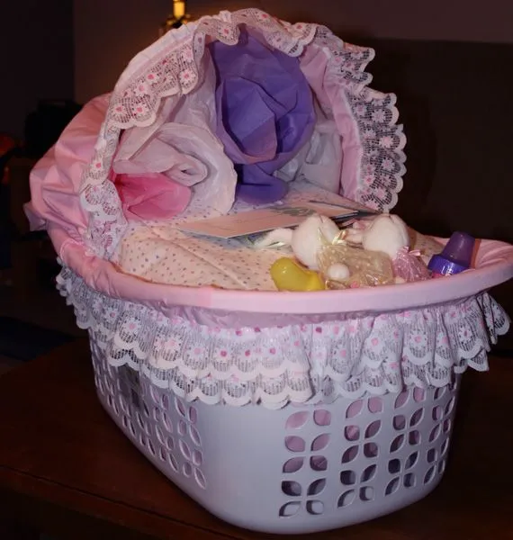 Canasta de regalos decorada para baby shower - Imagui