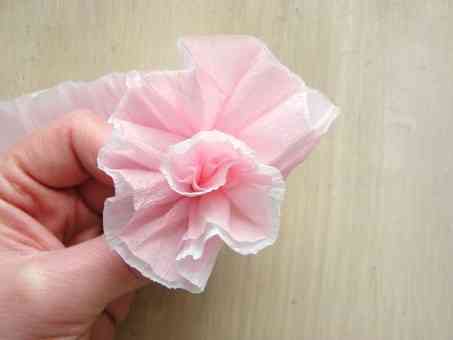 Adorno de rosas en papel crepé - Video Decoración