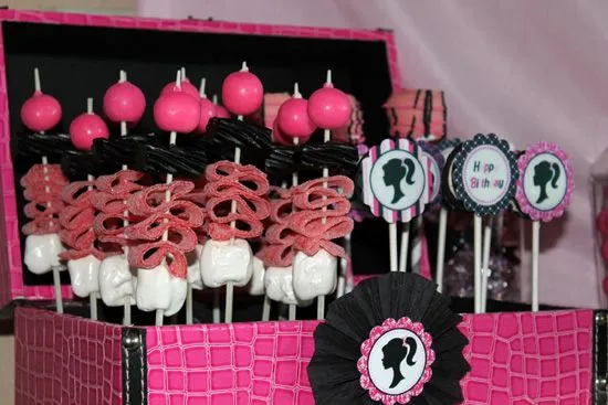 Decoración para fiestas infantiles con globos de barbie - Imagui