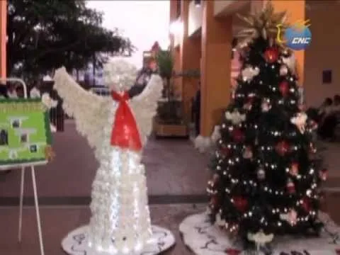 Hacen adornos navideños con material reciclado - YouTube