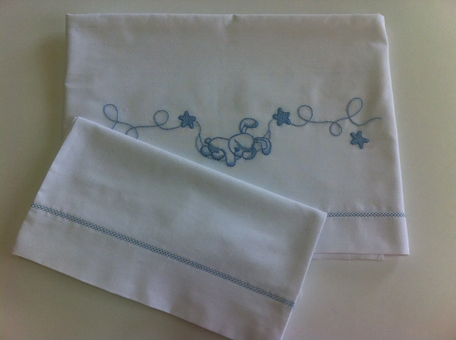 Ajuar para el bebe: Sábanas bordadas a mano Ajuar para el bebe: Sábanas bordadas a mano