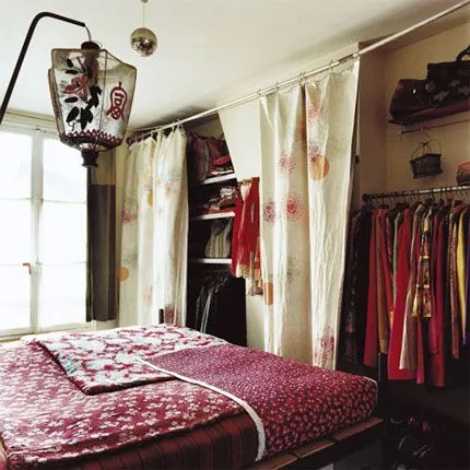 Aligera tu armario utilizando cortinas