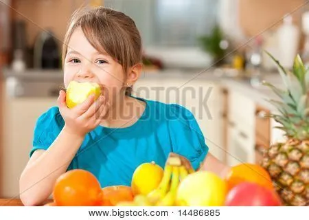 Alimentación saludable - niño comer una manzana, un montón de ...
