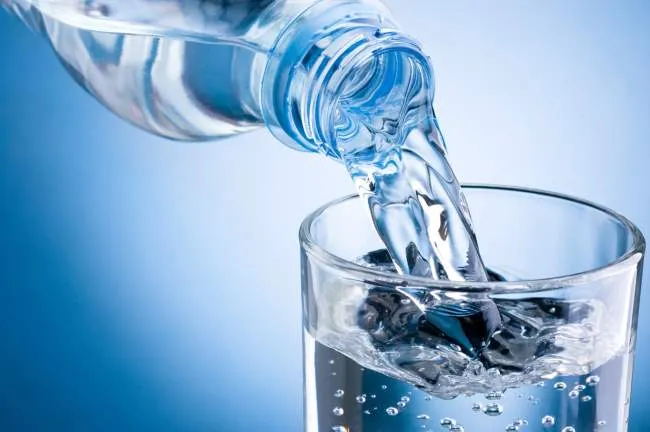 Empieza el día con un vaso de agua' por la buena salud de tus ...