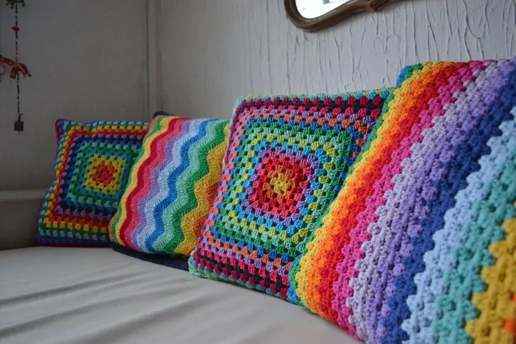 Almohadones en crochet . Encontra mas en www.facebook.com ...