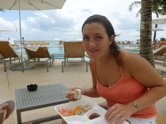 Almorzando Sushi en la piscina: fotografía de Playacar Palace ...