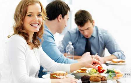 Almorzar o trabajar? | Come Más, Come Mejor Almorzar o trabajar? | Come Más, Come Mejor