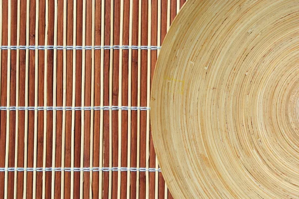 alta definición ronda plato de madera en el fondo de bambú — Foto ...