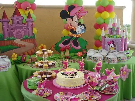 Linda decoración que tiene a Minnie Mouse y a sus amigos, como ...