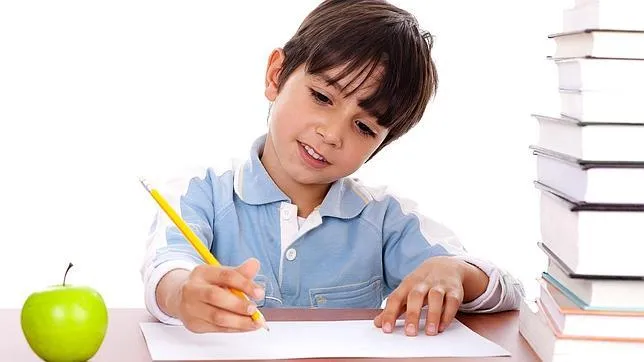 Ametropías: defectos de la visión: Niño estudiando Ametropías: defectos de la visión: Niño estudiando