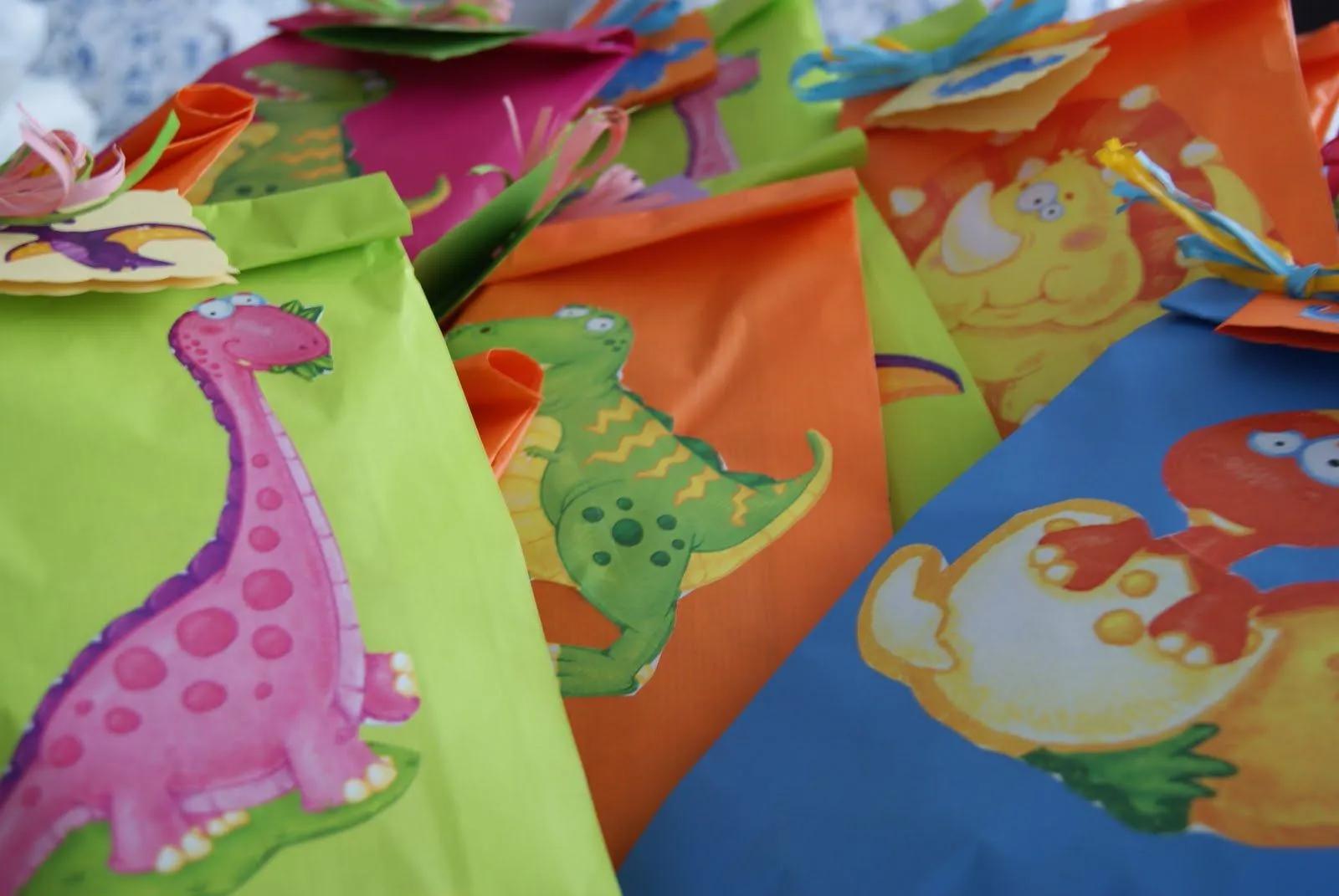 ana bags: Paquetes de colores de dinosaurios