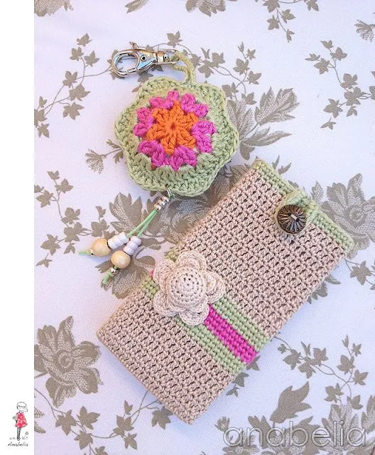 Anabelia craft design: Funda de crochet para móvil y llavero a juego Anabelia craft design: Funda de crochet para móvil y llavero a juego