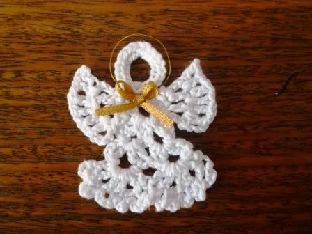 Angelitos tejidos a crochet para recuerdo de bautizo - Imagui