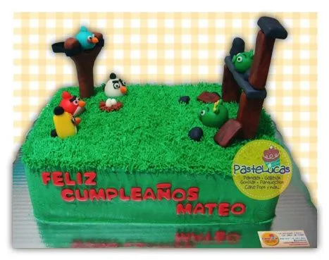 Angry Birds cake. Pastel de chocolate con relleno y cubierta de ...