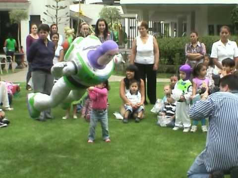 3 años de Ian con Piñata de Buzz LightYear - YouTube