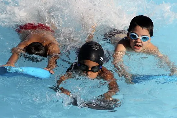 Aprender a nadar, niños cubanos al agua | Cubadebate
