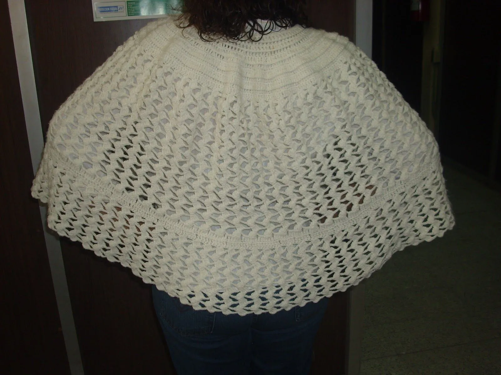 Arañito tejedor: Clasica capa blanca en crochet