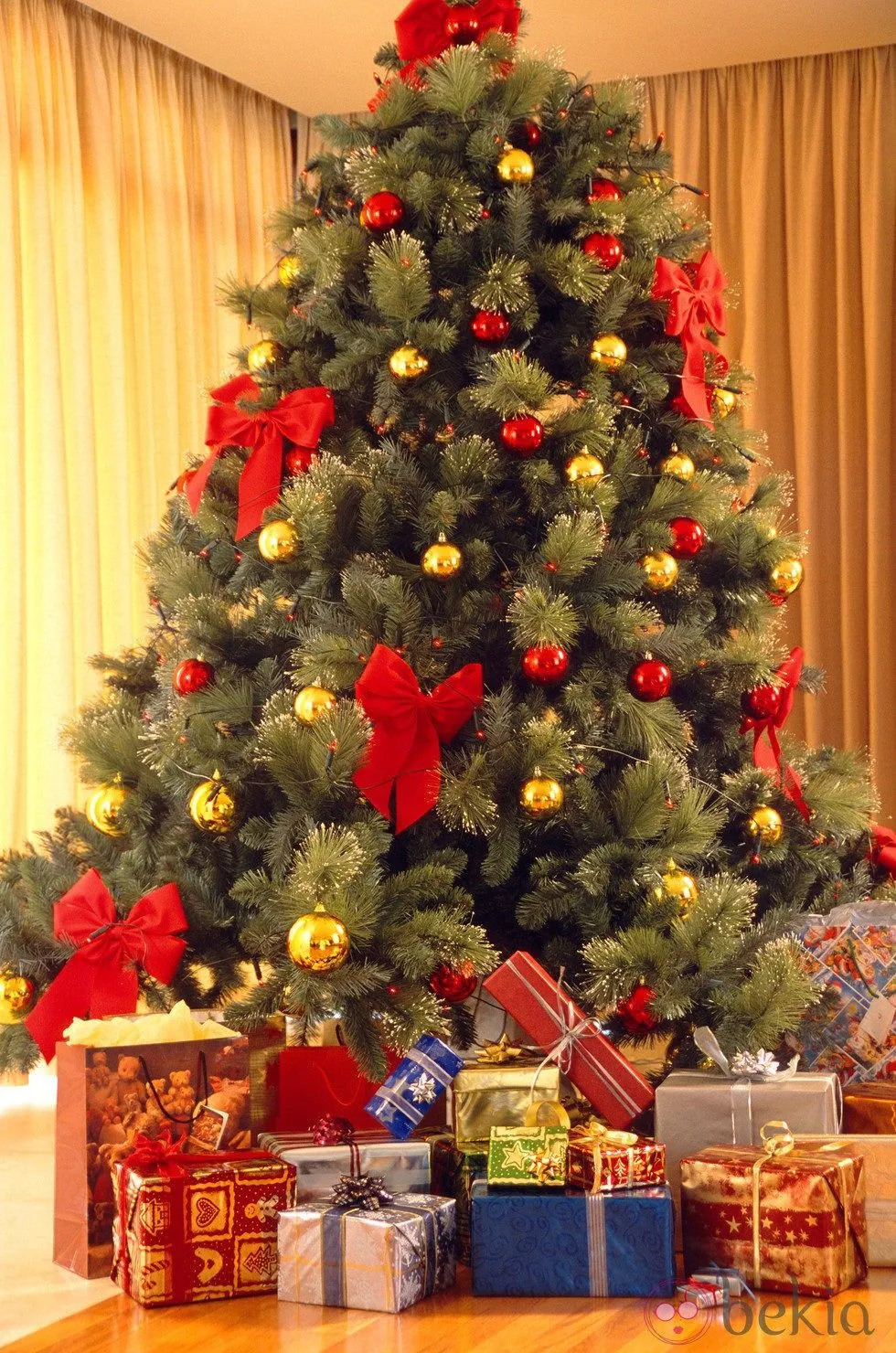 Árbol de Navidad con lazos y bolas rojas y doradas: Árboles de ...
