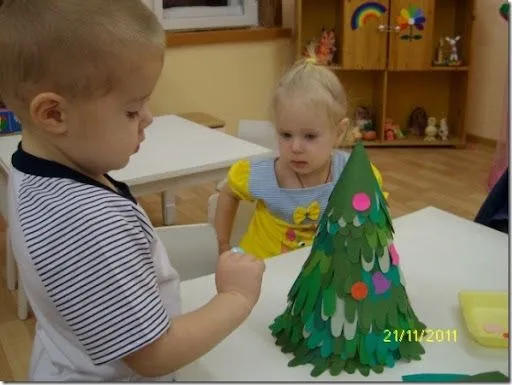 árbol navidad hecho con siluetas de manos, manualidades preescolar ...