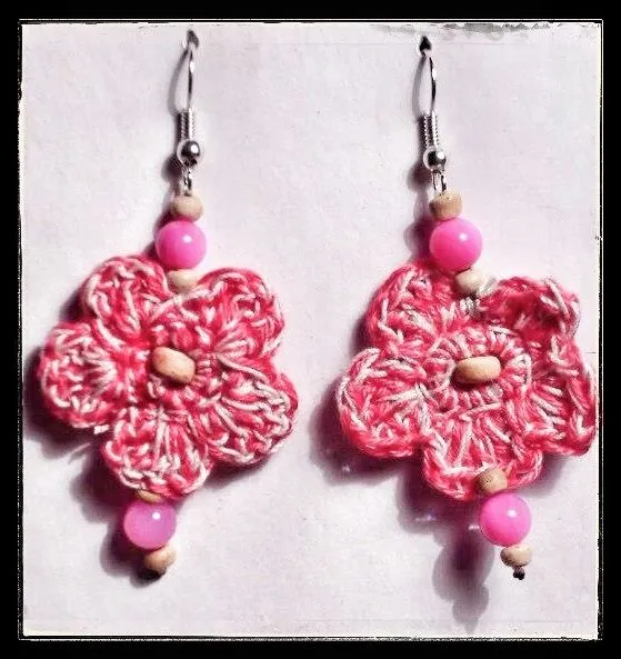 Aretes de flor tejidos a crochet | Producciones Galleta
