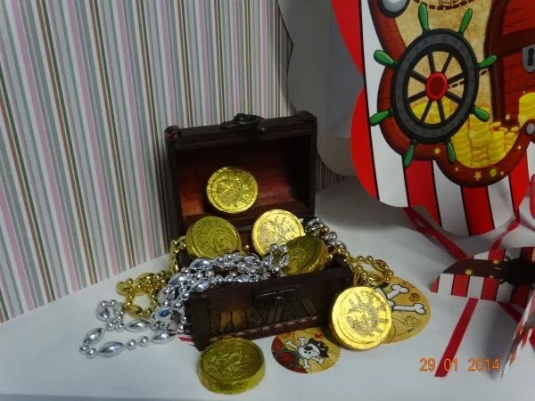 Arma tesoros para decorar las mesas con cofres, monedas de ...