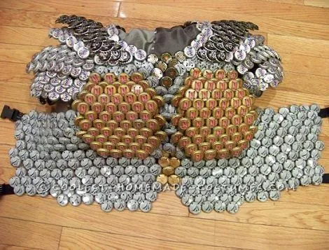 Cómo hacer una armadura de caballero reciclada con chapas Cómo hacer una armadura de caballero reciclada con chapas