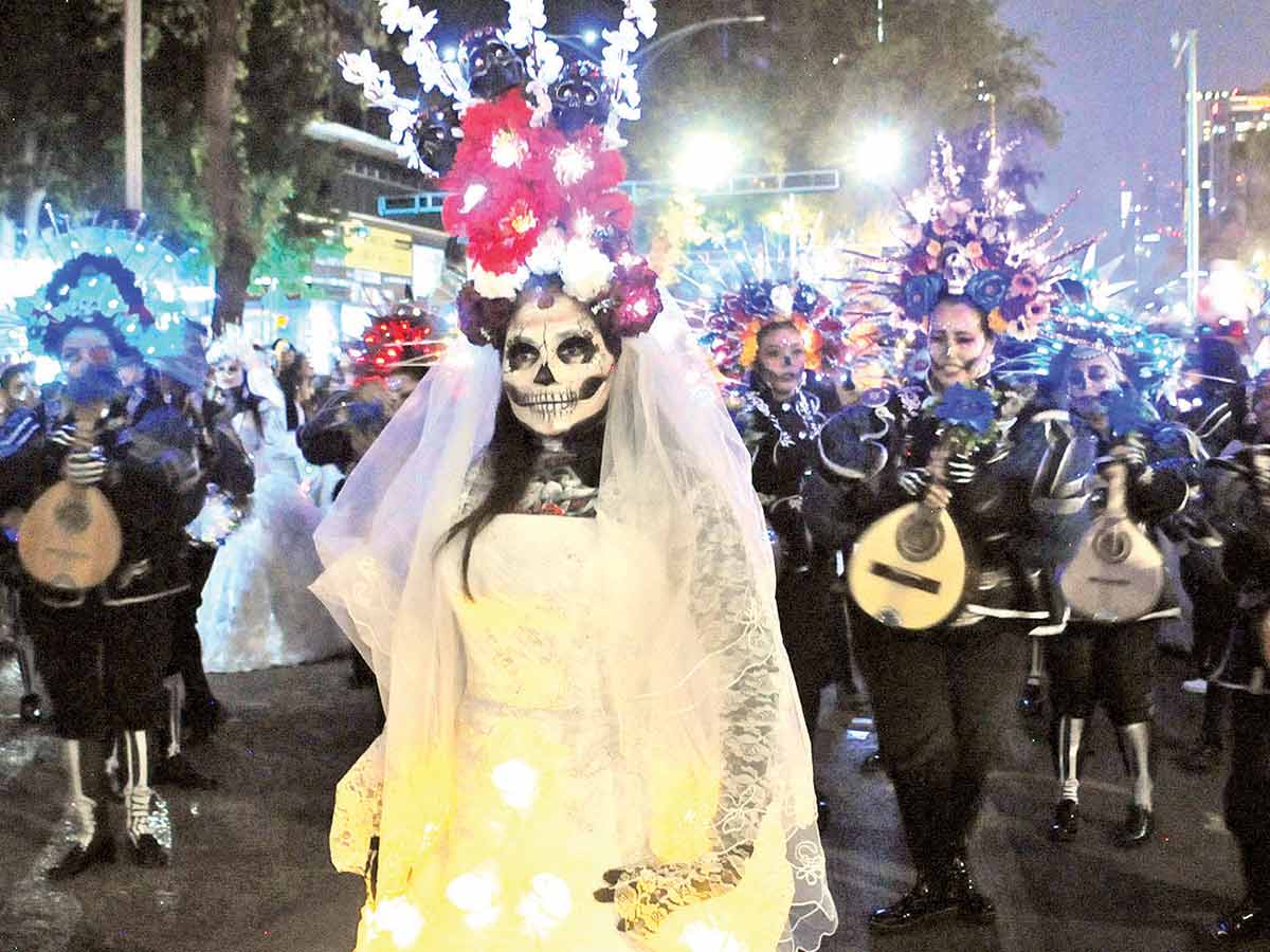 Arranca el festejo de Día de Muertos; catrinas tomaron las calles