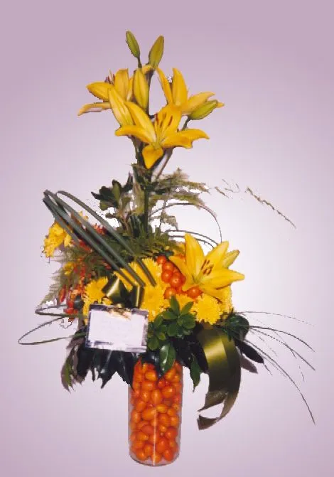 Arreglo floral con liliums y base con frutas — Comprar Arreglo ...
