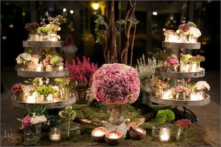 Arreglo floral romántico mesa hall con bandejas de flores y velas ...