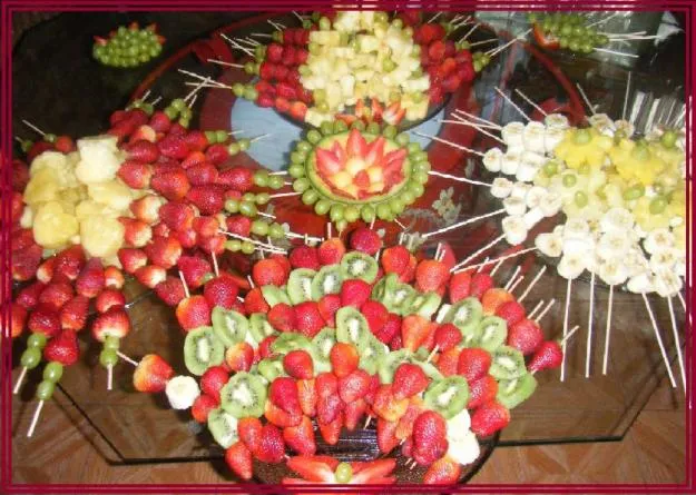 Decorativos platos con pinchos de frutas. | Consejo Nutricional
