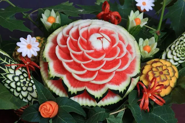 decoración con frutas talladas : Sandia tallada y varias hortalizas.