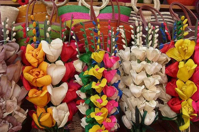 Como hacer flores de hojas de maiz - Imagui