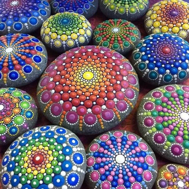 Esta artista pinta piedras marinas con miles de puntitos para ...