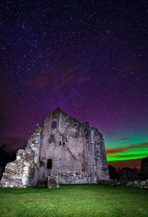 Aurora boreal al fondo de un castillo de Escocia | Castillos ...