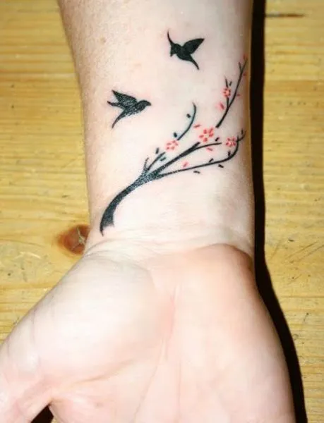 Aves y Rama con Flores - Tatuajes para Mujeres