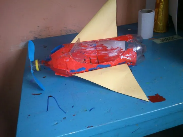 avion hecho con botella de plástico y cartulina | manualidades ...
