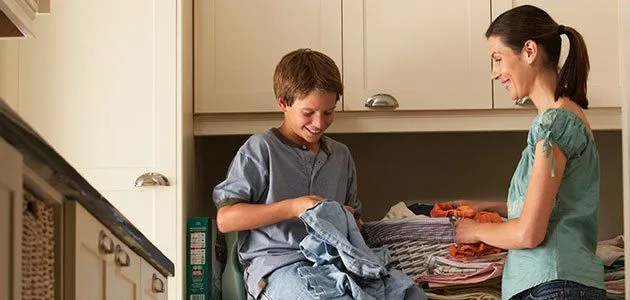 Cómo pueden ayudar en las tareas de casa los niños