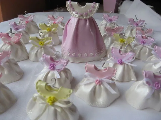 Souvenirs para baby showers ,vestiditos hechos con porcelana fría ...